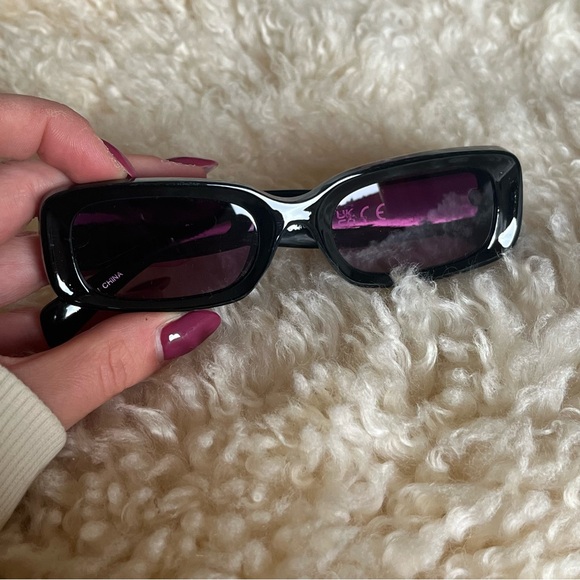 Chic Black Rectangular Sunglasses - Picture 3 of 5